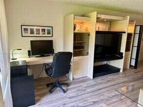 16175 Golf Club Rd, Unit 108 in Weston, FL - Building Photo - Building Photo