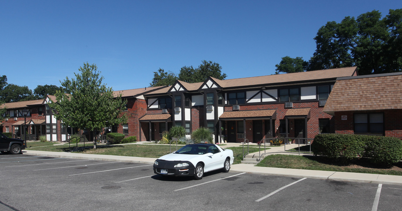 Coventry Village Apartments in Central Islip, NY - Foto de edificio