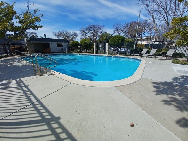 990 Ponderosa Ave in Sunnyvale, CA - Foto de edificio - Building Photo
