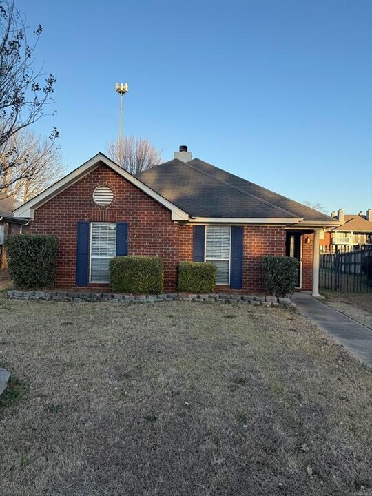 8425 English Oak Loop in Montgomery, AL - Building Photo
