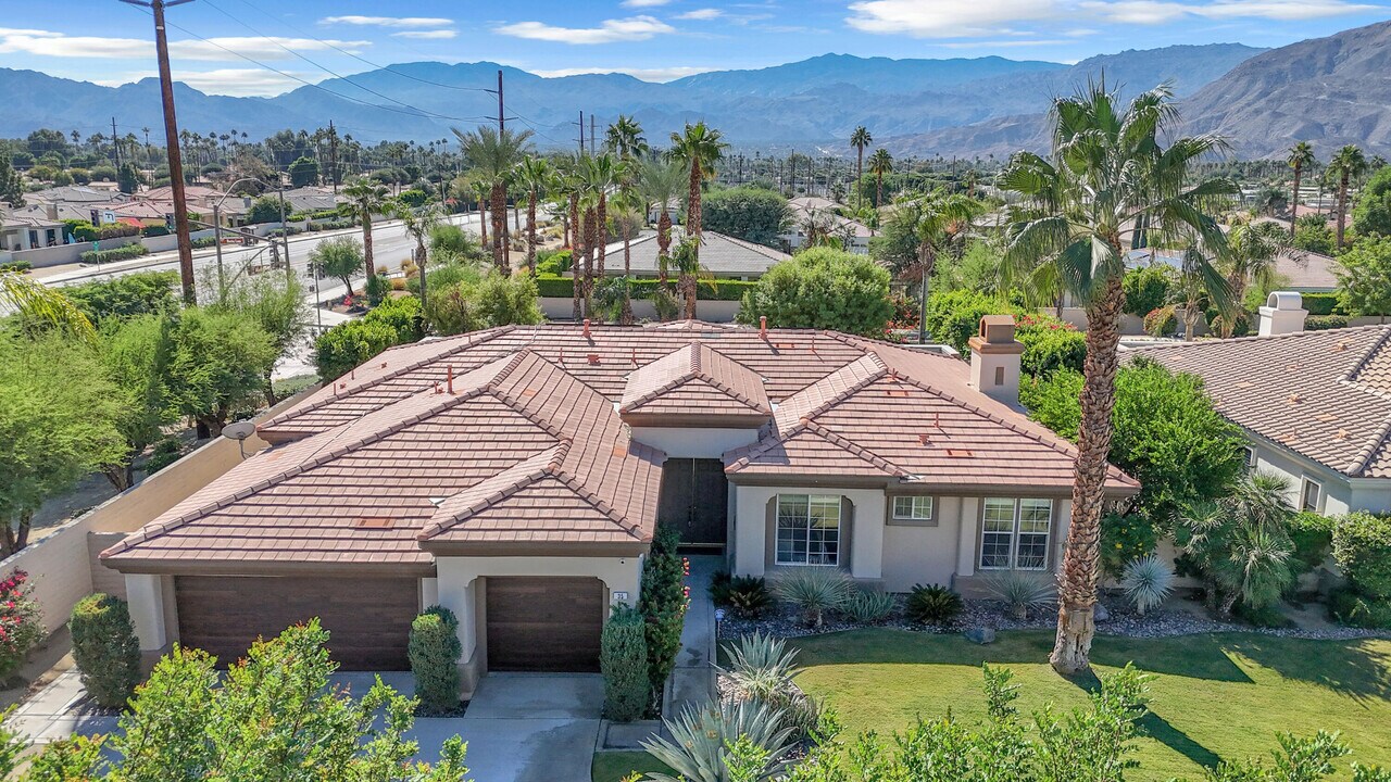 35 Calle La Reina in Rancho Mirage, CA - Building Photo