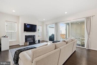 22912 Bubbling Brook Dr in Brambleton, VA - Building Photo - Building Photo