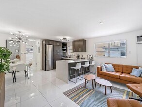 710 11th St in Miami Beach, FL - Building Photo - Building Photo