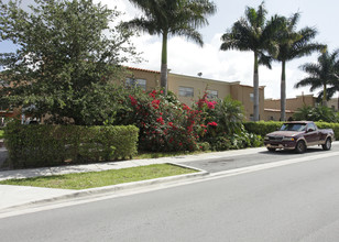 Villa Catalina in Hialeah, FL - Building Photo - Building Photo