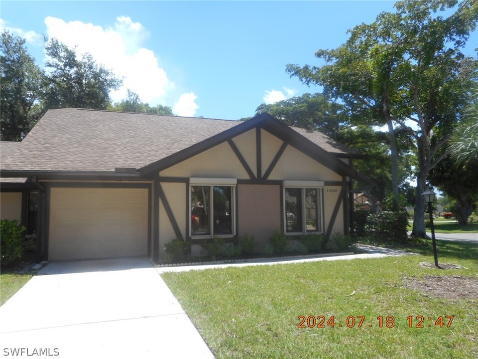 13149 Hampshire Ct in Ft. Myers, FL - Building Photo