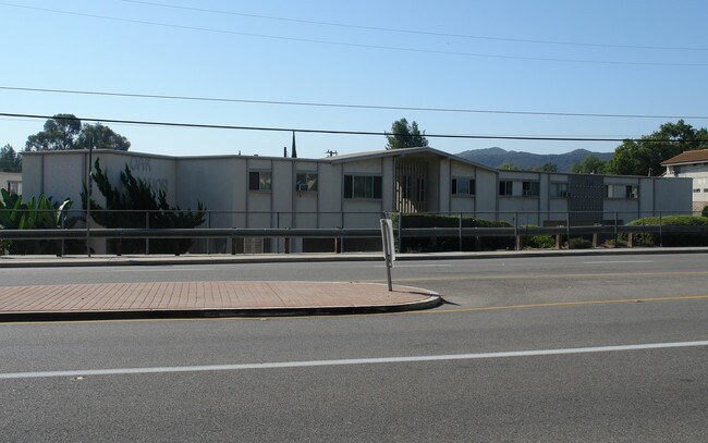 Oak Manor Apartments in Thousand Oaks, CA - Foto de edificio - Building Photo