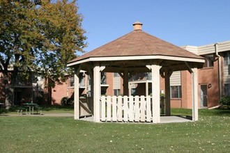 Willow Court Apartments in Bloomington, MN - Building Photo - Building Photo