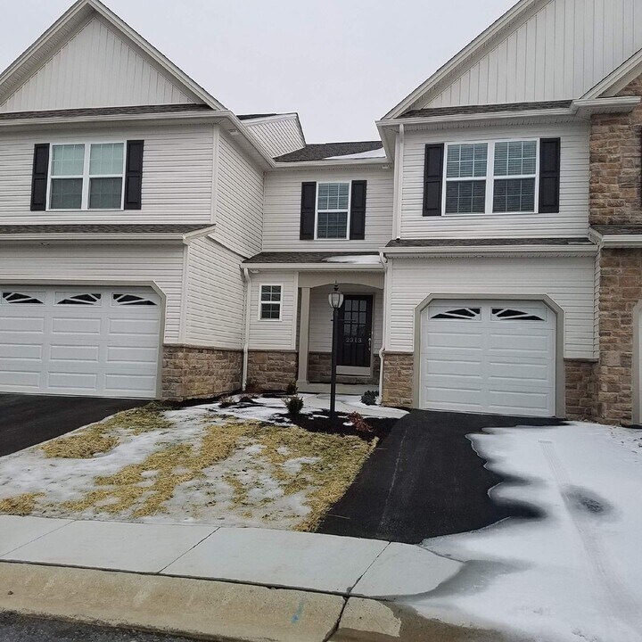 2313 Mandarin Ct in Harrisburg, PA - Building Photo