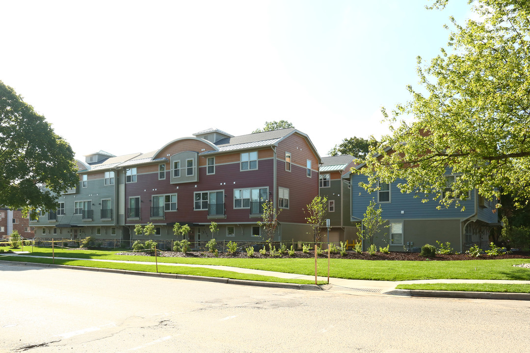 Beech Townhomes in East Lansing, MI - Foto de edificio