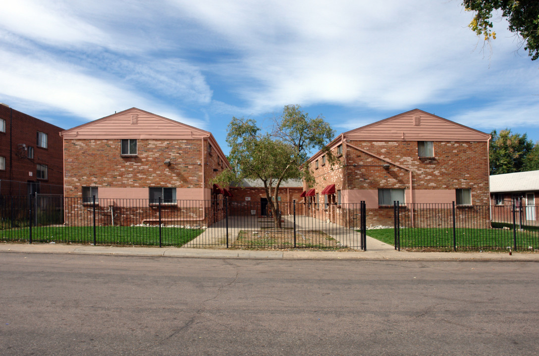 Alton Court in Aurora, CO - Building Photo