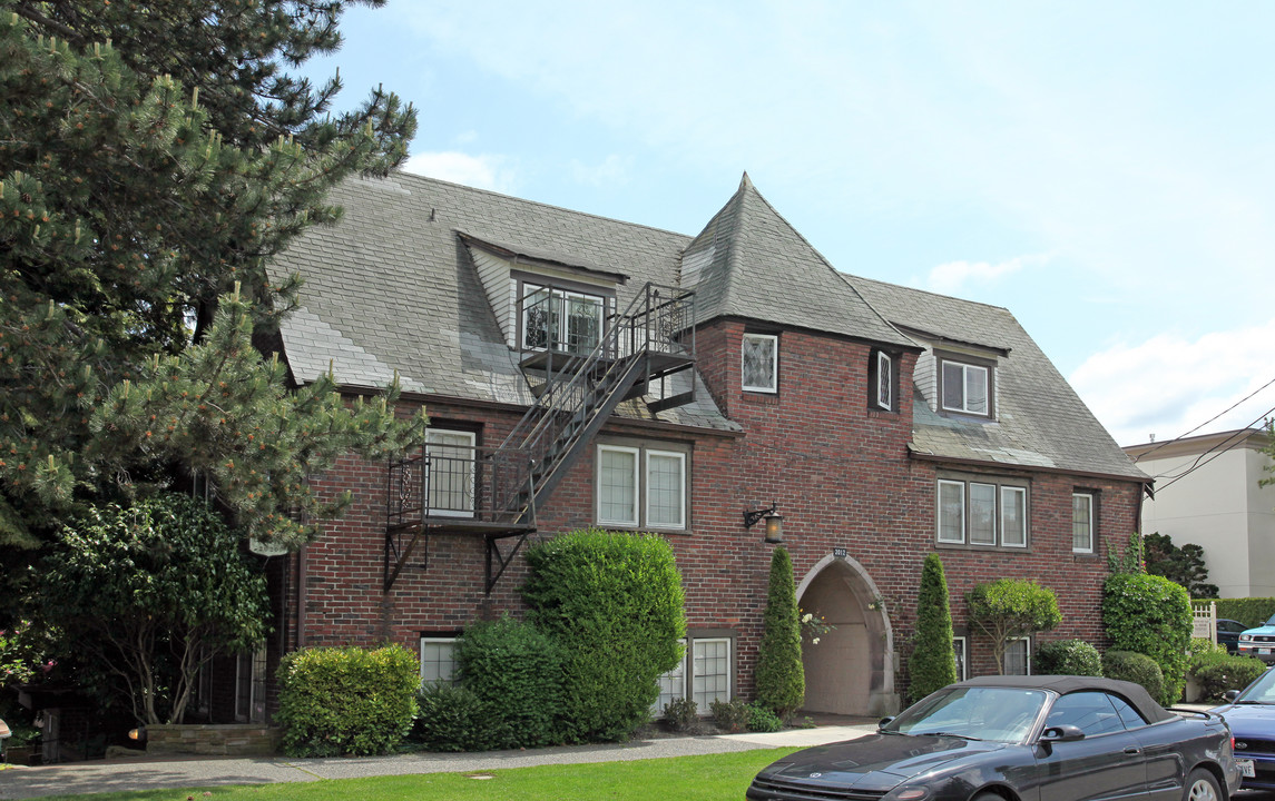 Lake Court Apartments in Seattle, WA - Building Photo