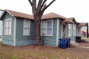 111 S Olive St in San Antonio, TX - Building Photo