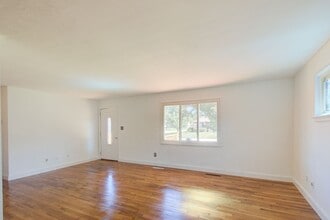 321 Patrician Dr in Hampton, VA - Building Photo - Building Photo