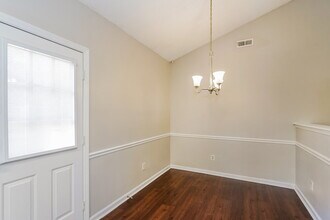 102 Riverwood Dr in La Vergne, TN - Building Photo - Building Photo