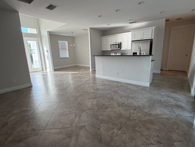 356 Hermosa Ave in Lehigh Acres, FL - Building Photo - Building Photo