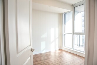 55 Eglinton Av W in Mississauga, ON - Building Photo - Building Photo