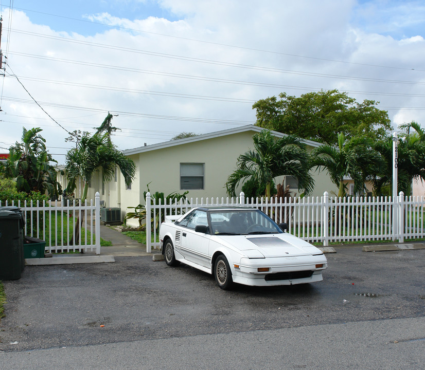 2100 SW 47th St in Fort Lauderdale, FL - Building Photo