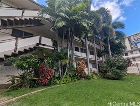 1120 Hassinger St in Honolulu, HI - Building Photo