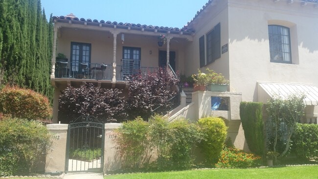 property at 1112 S Doheny Dr