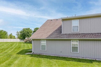 232 SW Chartwell Cir in Lee's Summit, MO - Building Photo - Building Photo