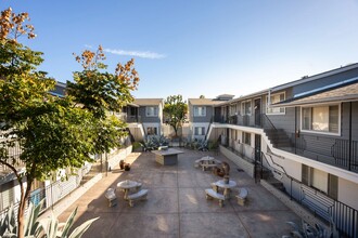 Talmadge Pacific Apartments in San Diego, CA - Foto de edificio - Building Photo