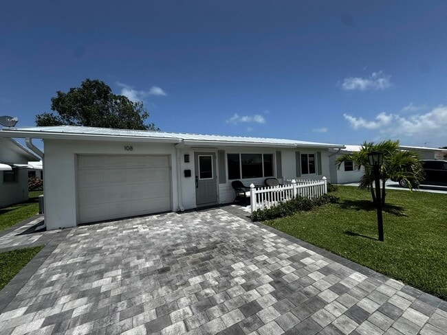 108 SW 9th St in Boynton Beach, FL - Foto de edificio - Building Photo