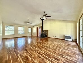 481 Abegg Rd in Merlin, OR - Building Photo - Building Photo