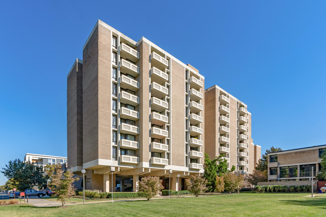 Tiber Island in Washington, DC - Building Photo