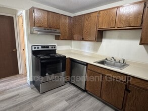 20 Wolf Rd in Lebanon, NH - Foto de edificio - Building Photo