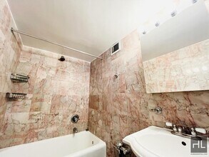 Christopher Street in New York, NY - Foto de edificio - Building Photo