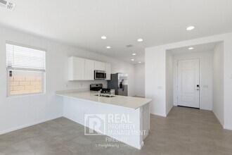 17333 W Smoketree Dr in Surprise, AZ - Building Photo - Building Photo