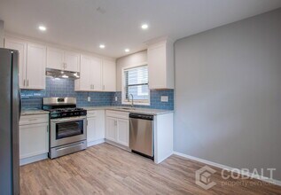 886 St Charles Ave NE in Atlanta, GA - Foto de edificio - Building Photo