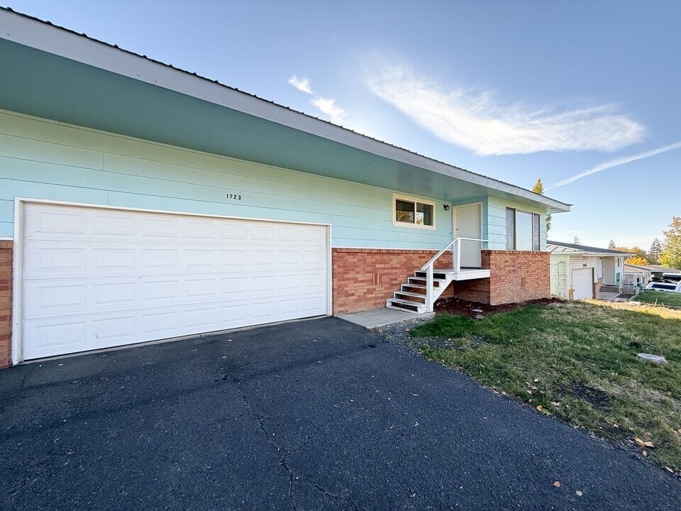 1723 Dawn Dr in Klamath Falls, OR - Foto de edificio
