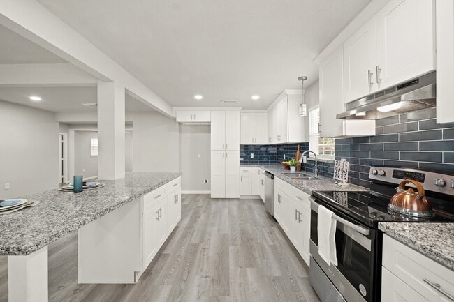 2106 N Galveston Ave in Pearland, TX - Foto de edificio - Building Photo