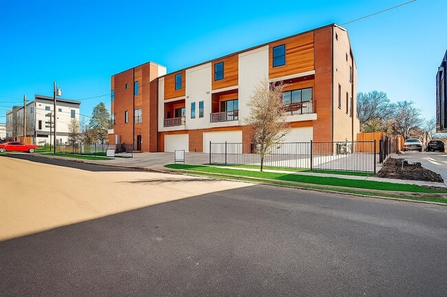 property at 1931 N Prairie Ave