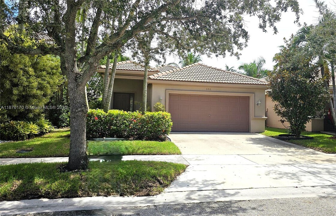 686 Conservation Dr in Weston, FL - Building Photo