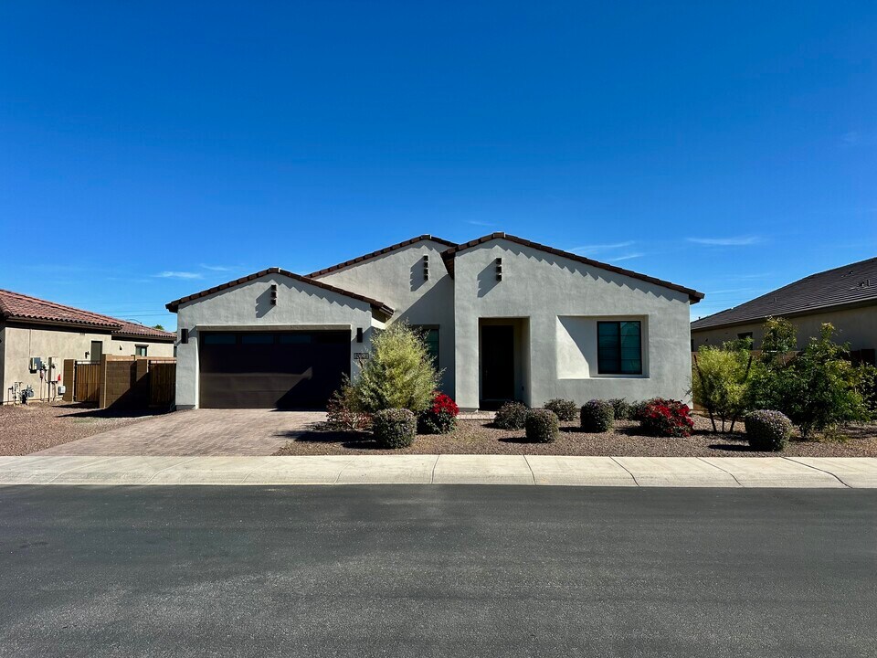 8024 W State Ave in Glendale, AZ - Building Photo