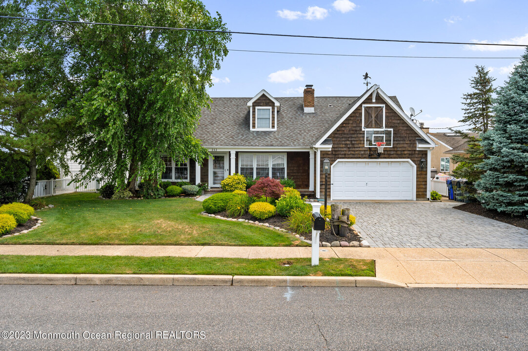 212 Helm Rd in Mantoloking, NJ - Building Photo