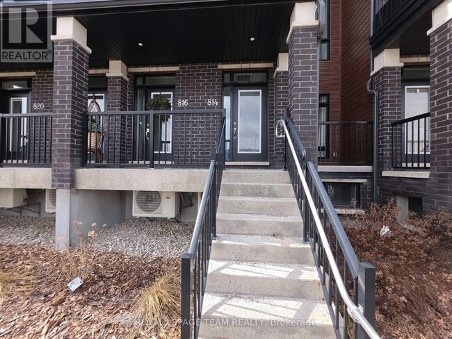 814 Ralph Hennessy Ave in Ottawa, ON - Building Photo - Building Photo