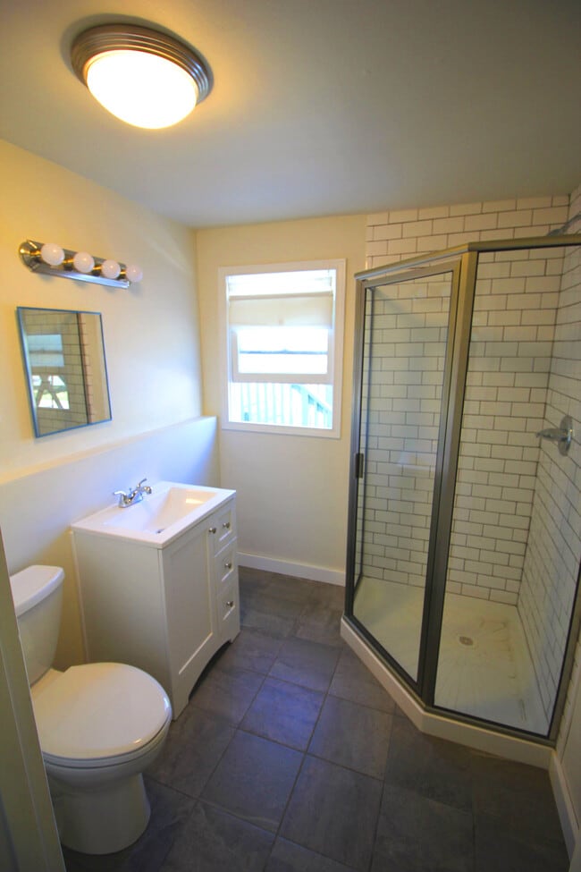 210 Northeast 5th Avenue in Hillsboro, OR - Foto de edificio - Building Photo