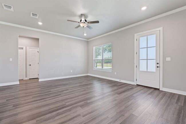 103 W Tomlinson St in Florence, TX - Building Photo - Building Photo
