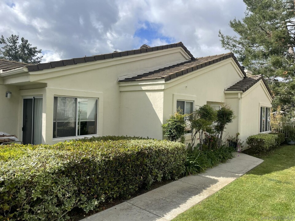 29543 Circle R Greens Dr in Escondido, CA - Foto de edificio