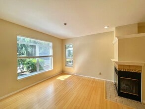 18003 NE 93rd Ct in Redmond, WA - Foto de edificio - Building Photo