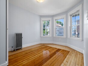 16 Windsor Rd, Unit 1 in Medford, MA - Building Photo - Building Photo