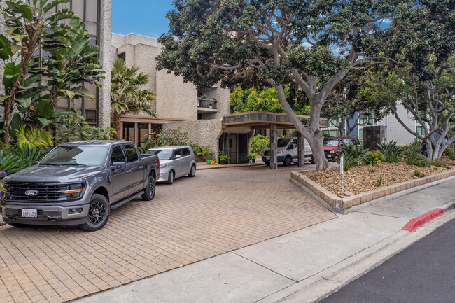 Bay Scene Condominiums in San Diego, CA - Building Photo - Building Photo