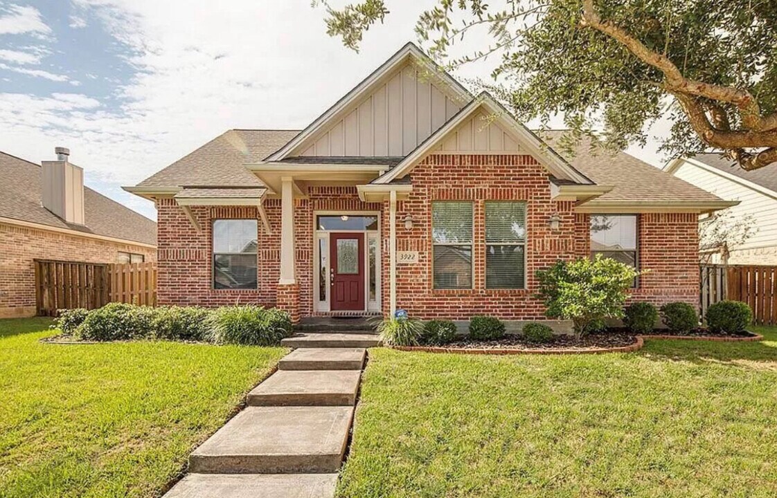 3922 Devrne Dr in College Station, TX - Building Photo