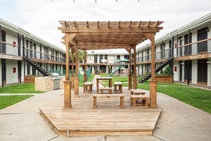 101 S Allen-Genoa Rd in South Houston, TX - Building Photo
