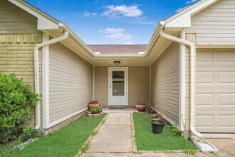 7414 Broken Arrow St in Baytown, TX - Foto de edificio - Building Photo