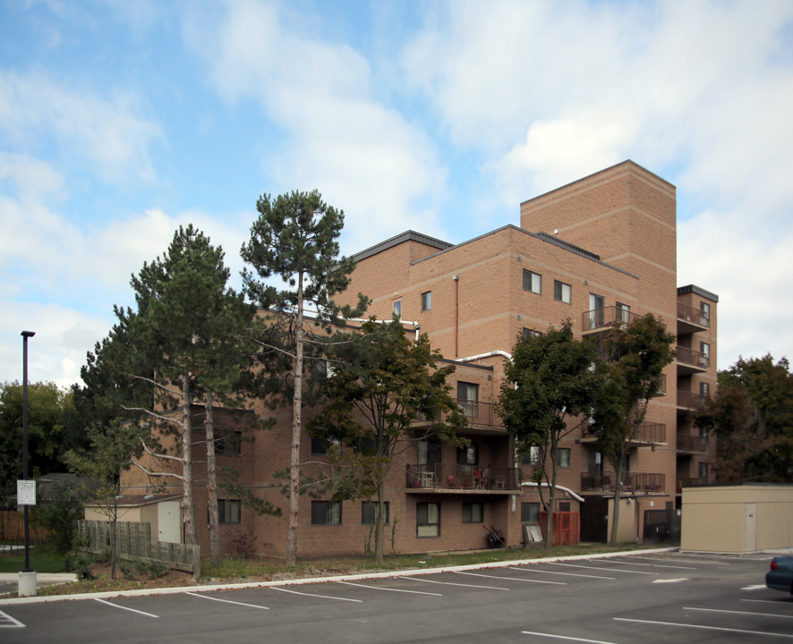 Bethlehem Place in St Catharines, ON - Building Photo