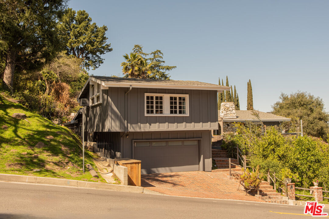 16582 Calneva Dr in Los Angeles, CA - Building Photo